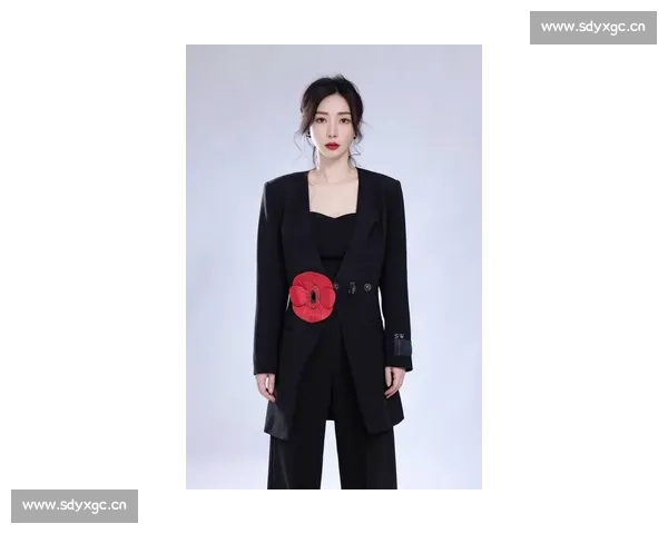 柳岩携新作惊艳亮相展现多面魅力引发观众热议与时尚潮流关注